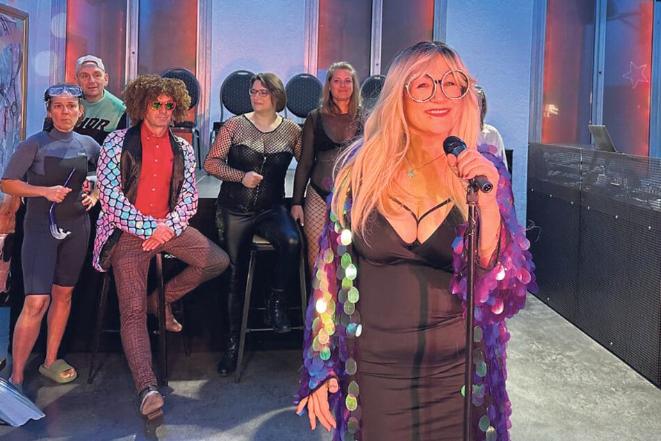 Langes Haar wie DDR-Star Veronika Fischer (73): Claudia Hoffmann (51) alias "Claüdi" überrascht mit Elektro-Swing und neuem Outfit.