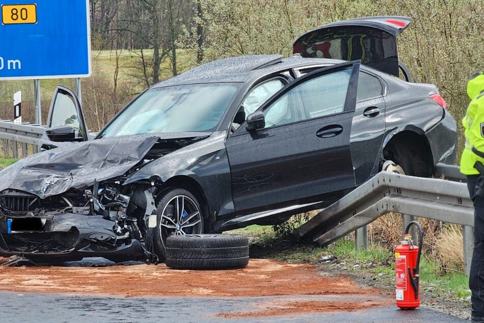 Der BMW wurde bei dem Unfall stark in Mitleidenschaft gezogen.