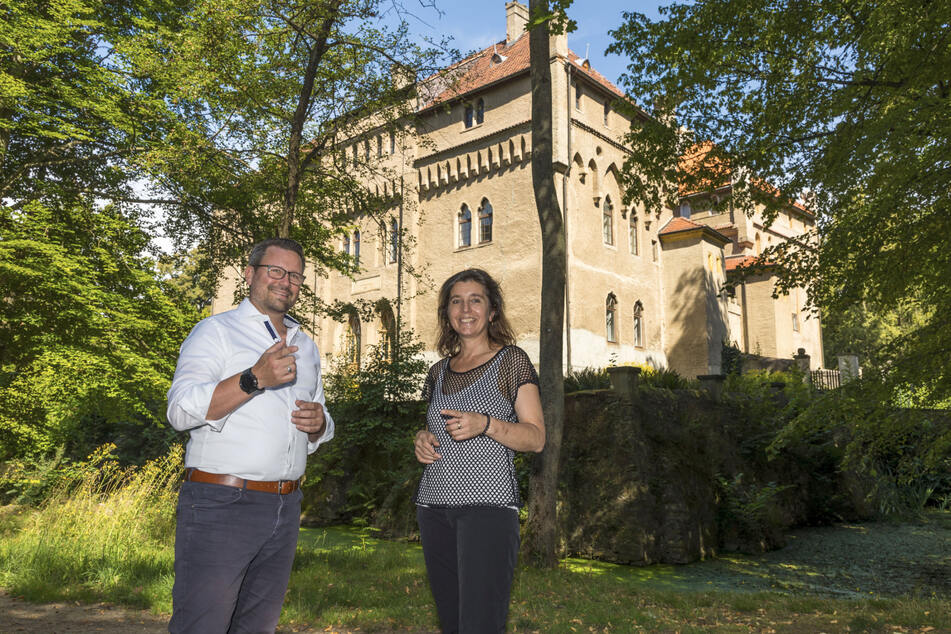 Henrik Wagner von der Radeberger Exportbierbrauerei lässt sich von Ulrike Hantsche die Historie von Schloss Seifersdorf erzählen.