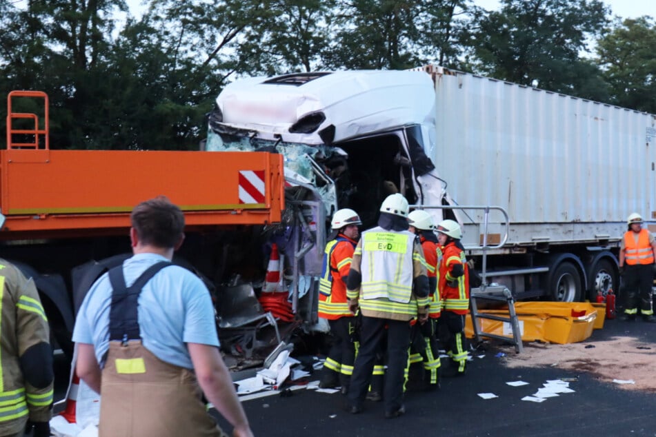 Der Fahrer wurde in seinem Führerhaus eingeklemmt und musste befreit werden.