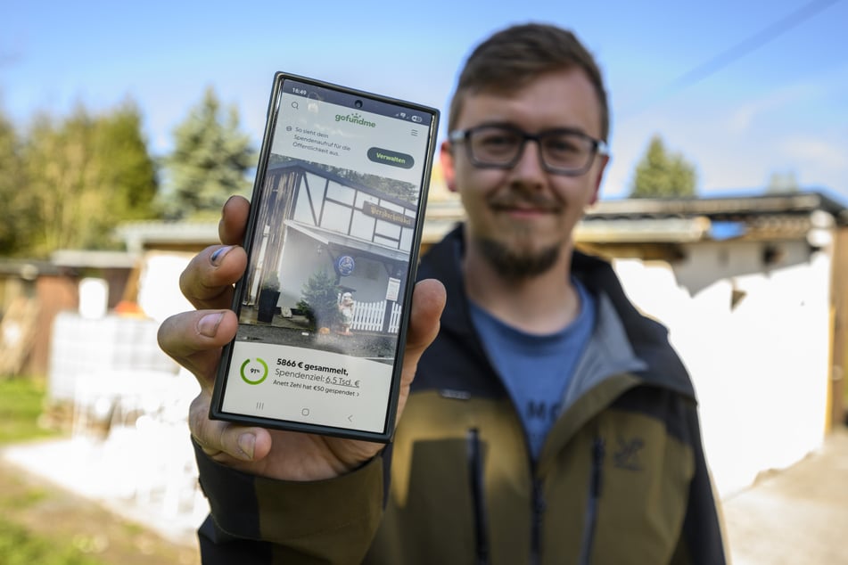Jack Obendorf (27) zeigt die Spendenkampagne auf seinem Handy.