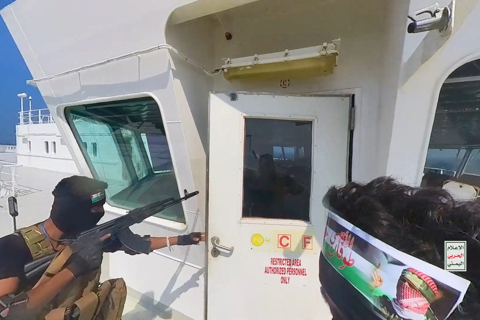 Huthi-Rebellen auf dem Deck des Frachtschiffs "Galaxy Leader", als sie es im November im Roten Meer vor der Küste von Hodeidah in ihre Gewalt bringen.