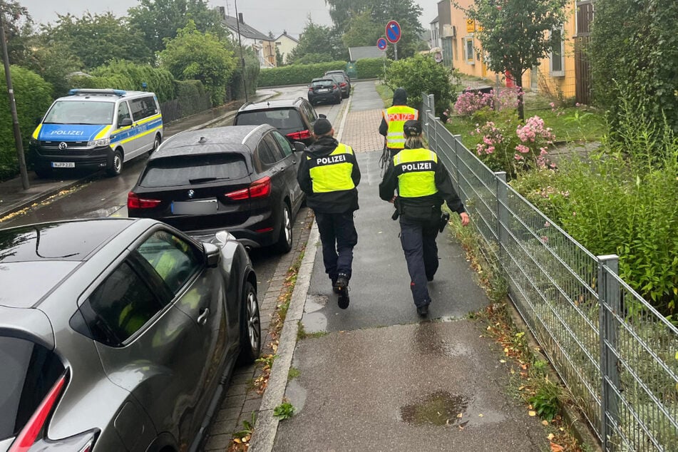 Polizisten am Einsatzort im nördlichen Schwabach.