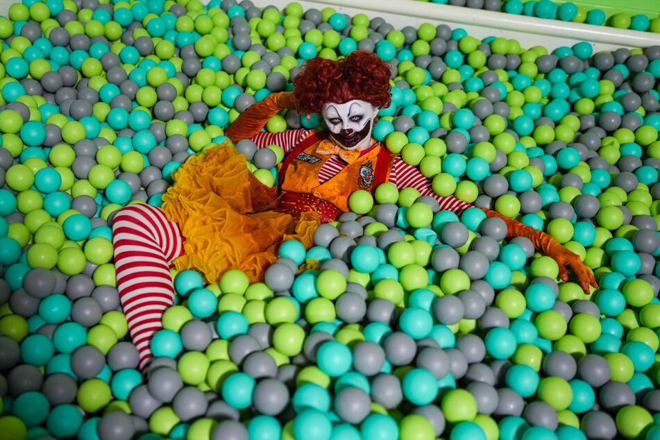 Ein Horror-Clown jagt den Besuchern im Filmpark Babelsberg Angst und Schrecken ein.