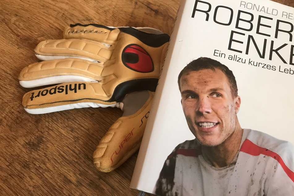 Im Buch "Robert Enke - Ein allzu kurzes Leben" - schreibt Ronald Reng über das Leben des Torhüters. Auch sehr private Gedanken Enkes finden sich dort wieder.
