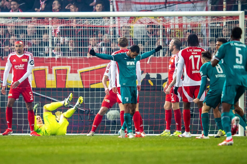 Union-Keeper Alexander Schwolow (2.v.l.) liegt nach dem Führungstreffer von Alexis Claude-Maurice (M.) auf dem Boden - ein Bild mit Symbolcharakter?