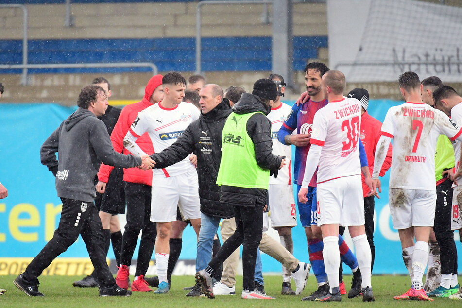 Standen beide im Regen, waren aber beide auch nicht ganz unzufrieden: Uerdingens Coach Stefan Krämer (54, l.) und FSV-Trainer Joe Enochs (37) gaben sich nach der Partie fair die Hand.