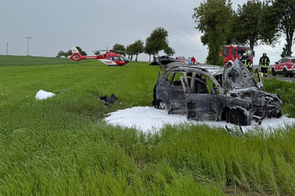 Aufmerksamer Autofahrer rettet Frau und Kind aus brennendem Wagen