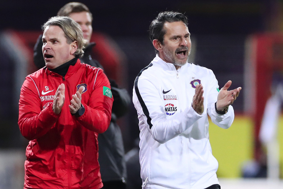 Dirk Schuster (53, r.) will nach dem Spiel Beifall klatschen.