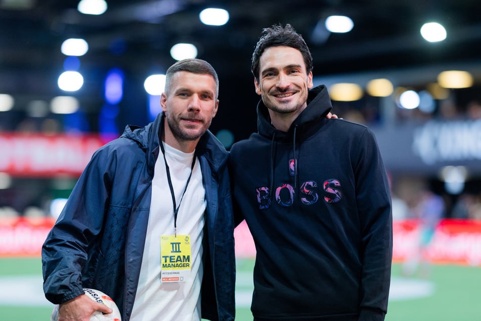 Der frühere Nationalspieler Lukas Podolski (38, l.) und der aktuelle Mats Hummels (35, r.) sind Schirmherren des neuen Formats.