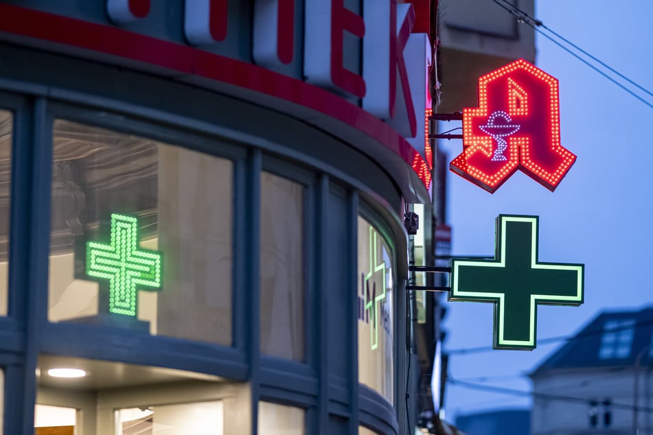 Wer am Montag dringend Medikamente benötigt, kann auf Notdienst-Apotheken ausweichen. (Symbolbild)