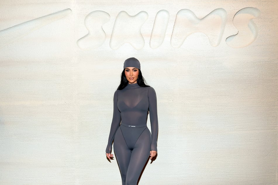 Das Reality-Sternchen Kim Kardashian (45) gründete die Modemarke "SKIMS" 2019 und ist bis heute für ihre bizarren Unterwäsche-Kollektionen bekannt.