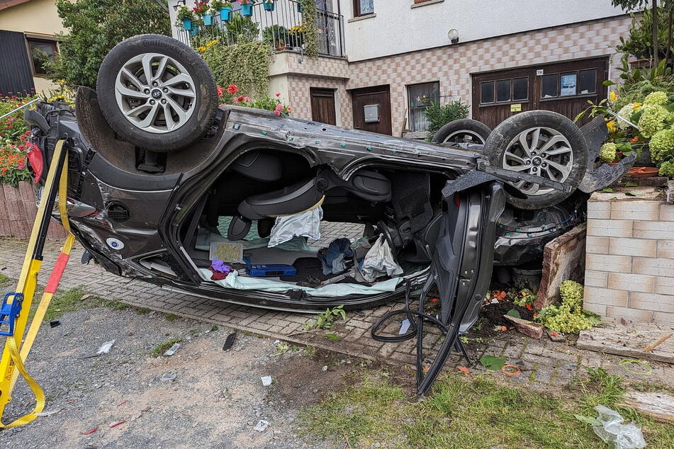 Der Hyundai wurde bei dem Unfall heftig in Mitleidenschaft gezogen.