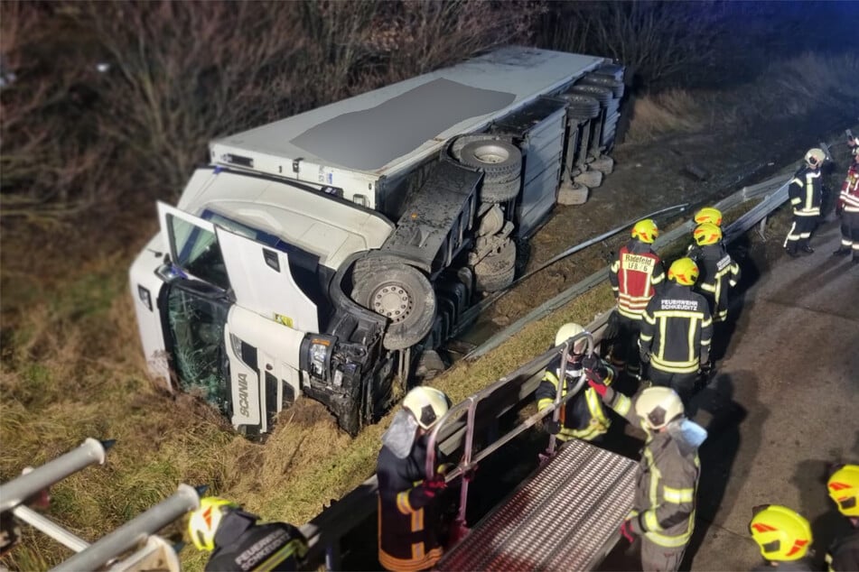 Er sollte die Unfallstelle sichern: LKW kracht auf A14 in Schilderwagen