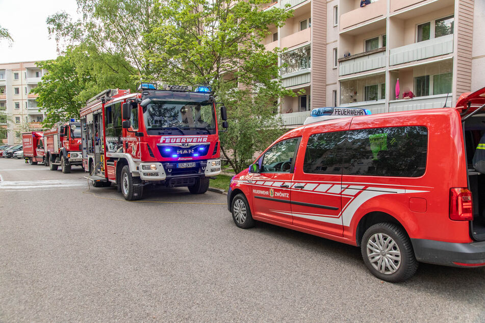 Großer Feuerwehreinsatz am Samstagabend in Zwönitz (Erzgebirge): In einem Wohnblock war Essen angebrannt. Ein Mann wurde dabei verletzt.
