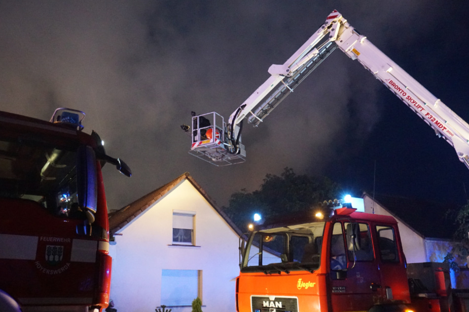 Die Löscharbeiten der Feuerwehr dauern auch am Mittwochmorgen noch an.