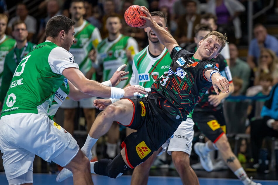 Josias Liehr (19) wirft den Ball hochkonzentriert auf das Tor der Berliner. Trotzdem musste sich der SC Magdeburg in der Max-Schmeling-Halle geschlagen geben.