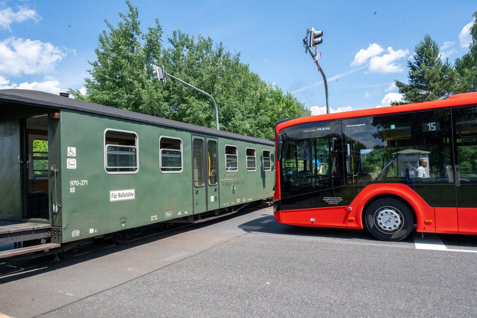 Ein Linienbus stieß in Olbersdorf beinahe mit der Zittauer Schmalspurbahn zusammen.