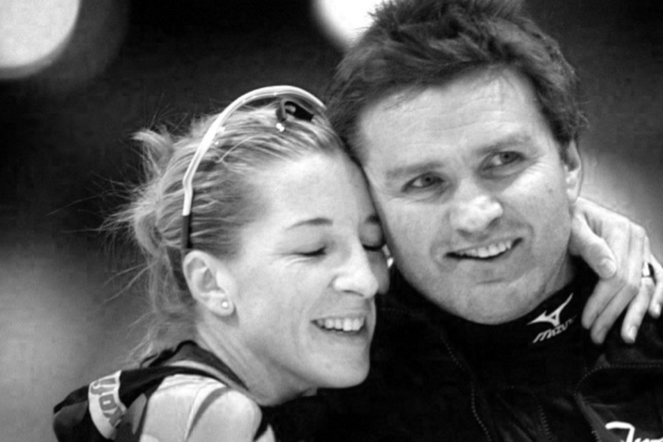 Markus Eicher (†67) mit seiner Sportlerin Anni Friesinger-Postma (45) im Jahr 2003 In Heerenveen.