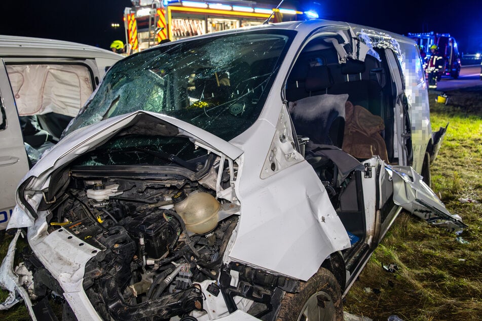 In den Unfall waren noch drei weiterere Fahrzeuge involviert, unter anderem ein Ford Transporter und ein weiterer VW Caddy.