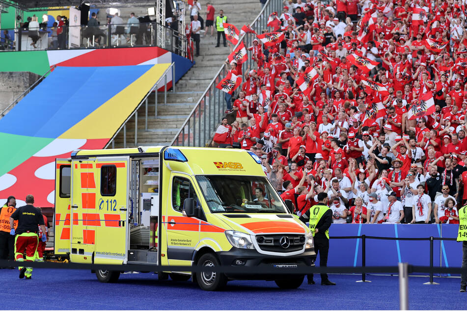 Unglück im Olympiastadion in Berlin! Der Rettungsdienst war vor Ort und brachte das Unfallopfer in ein Krankenhaus.