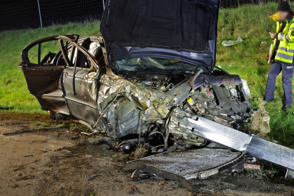 Unfall A4: Jaguar überschlägt sich auf A4: Fahrer schwer verletzt