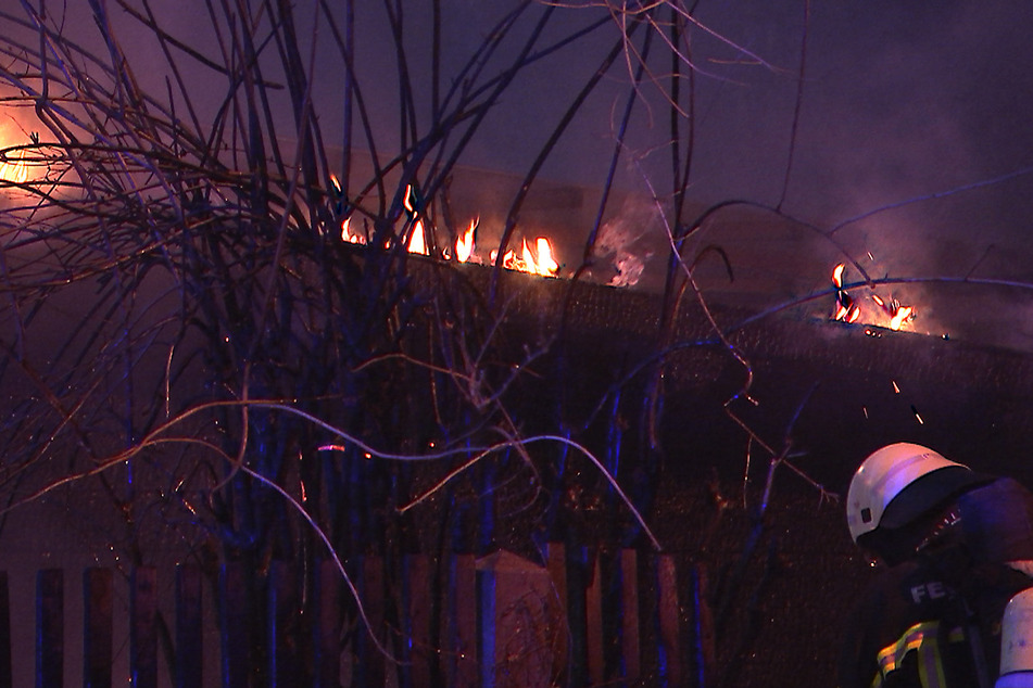 Die Laube stand lichterloh in Flammen.