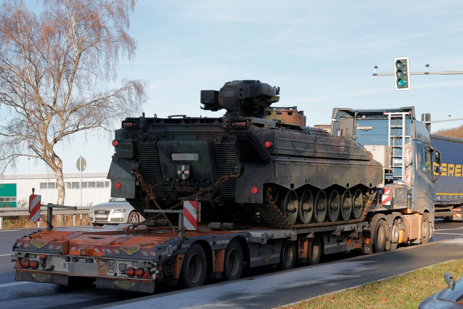 Kurios: Der Lkw hatte einen Panzer geladen.