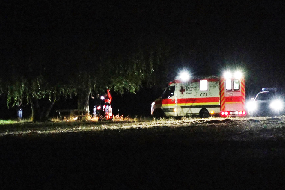 Die Einsatzkräfte untersuchten die Stelle des Blitzeinschlags.