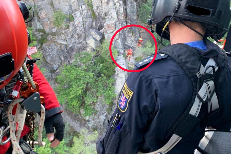 50-Jährige stürzt von steiler Klippe: Höhenretter und Hubschrauber im Einsatz