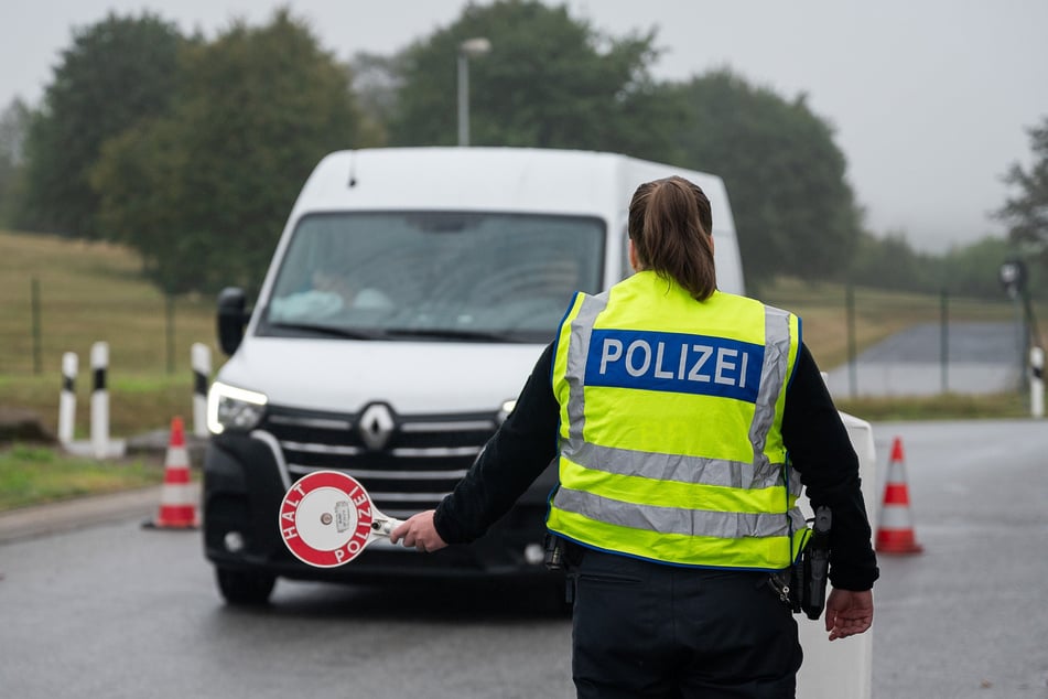 Bei den Grenzkontrollen zu Polen gingen der Bundespolizei am Wochenende gleich mehrere Männer mit verbotenen Gegenständen ins Netz. (Archivfoto)