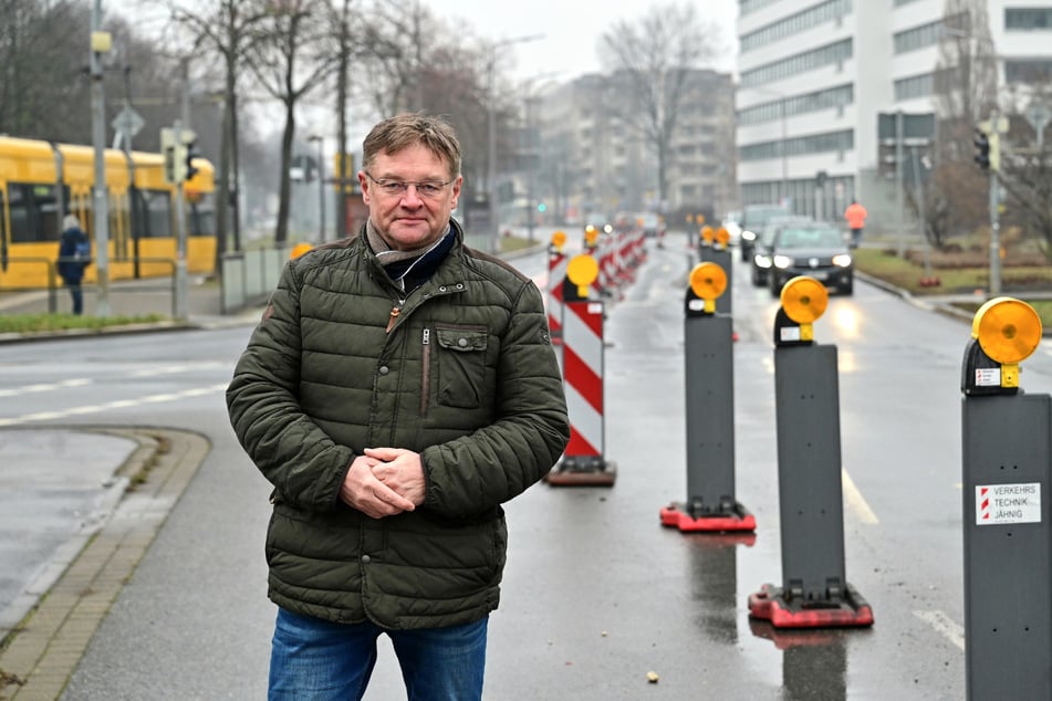 TZ-Fraktionschef Holger Zastrow (56) kritisiert die vielen Warnbaken im Umfeld der Carolabrücke wie auf der Albertstraße.