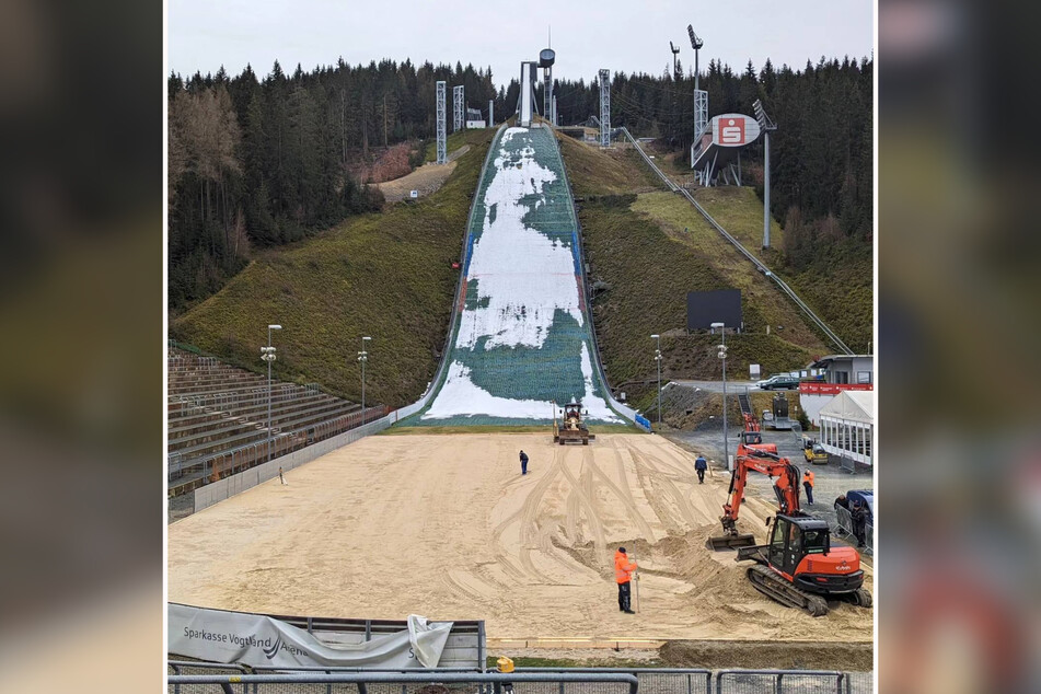 Bevor die Eisfläche aufgebaut werden konnte, wurden 400 Tonnen Sand in den Auslauf der Vogtland Arena gekippt.