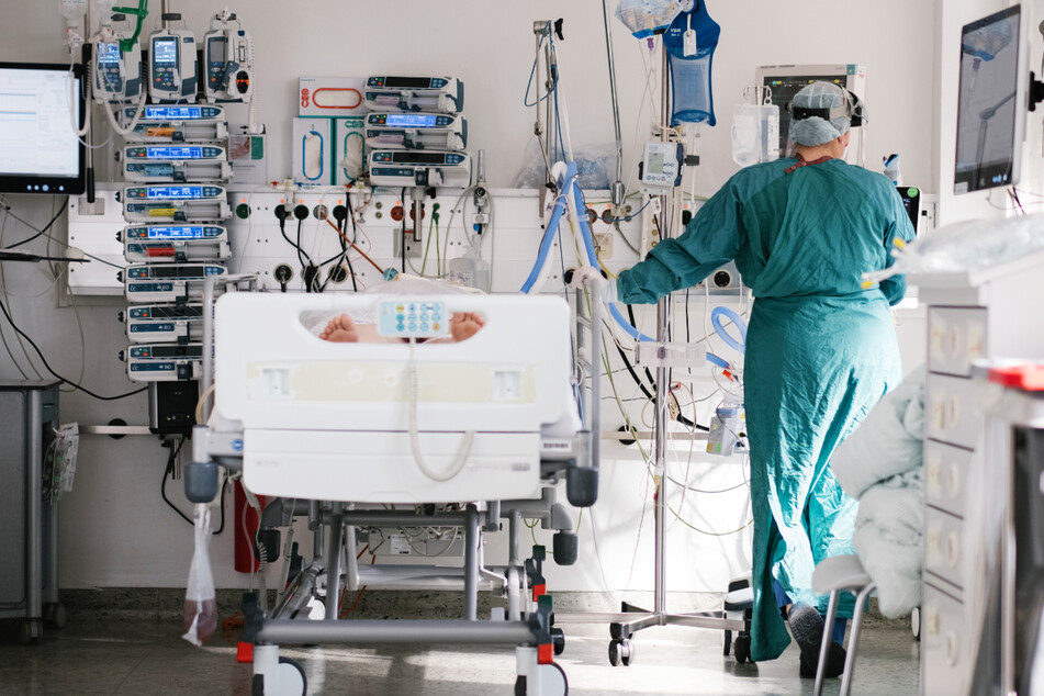 Eine Pflegerin versorgt auf der Intensivstation einen an Covid-19 erkrankten Patienten. Hamburg hat inzwischen die höchste Inzidenz aller Bundesländer. (Symbolfoto)