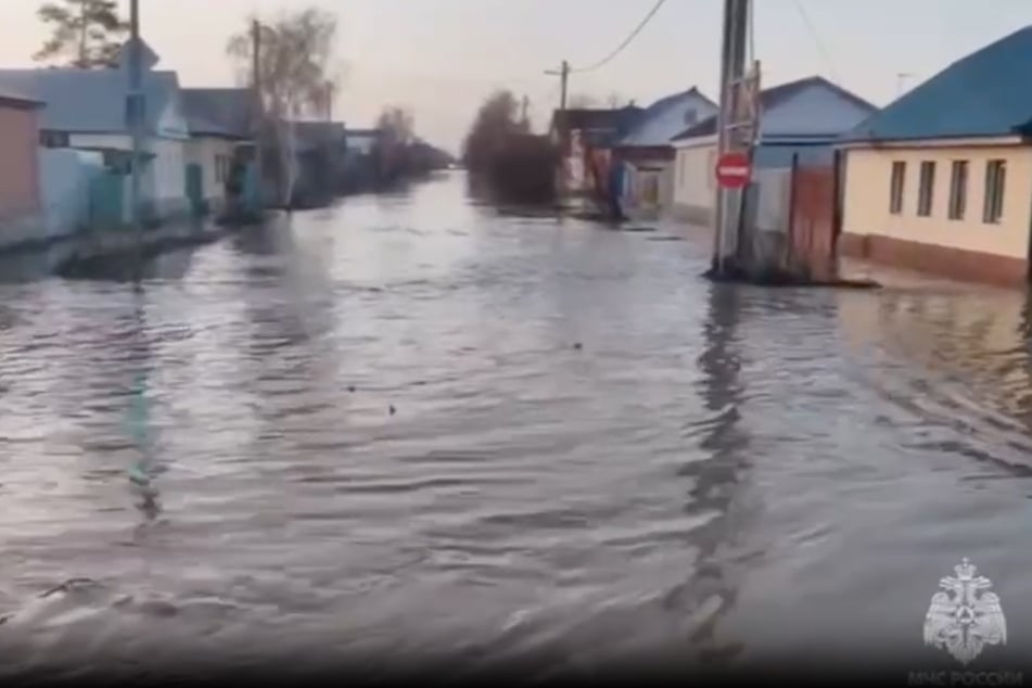 Weite Teile von Orsk sind völlig überflutet.