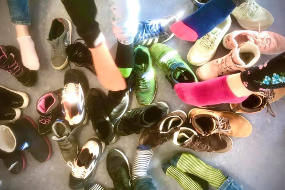 Dieses Foto geht um die Welt: Grundschüler aus Norddeutschland zeigen ihre Schuhe.