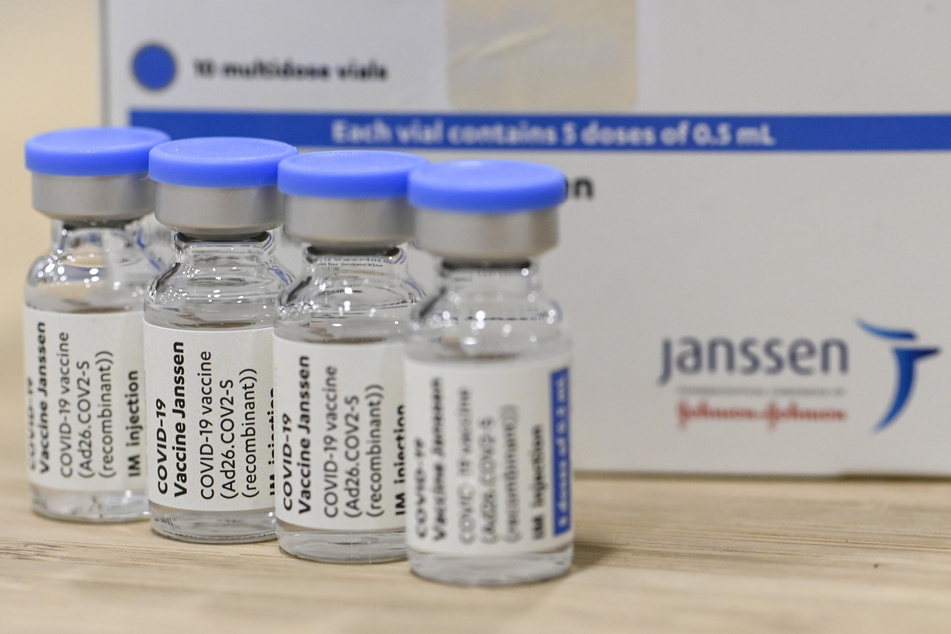 Ende April hatten die FDA und die Gesundheitsbehörde CDC eine vorübergehende Aussetzung der Corona-Impfungen mit dem Wirkstoff von Johnson & Johnson beschlossen, nachdem in den USA in diesem Zusammenhang mehrere Fälle von Hirnvenenthrombosen erfasst worden waren. Diese wurde einige Tage später wieder aufgehoben.