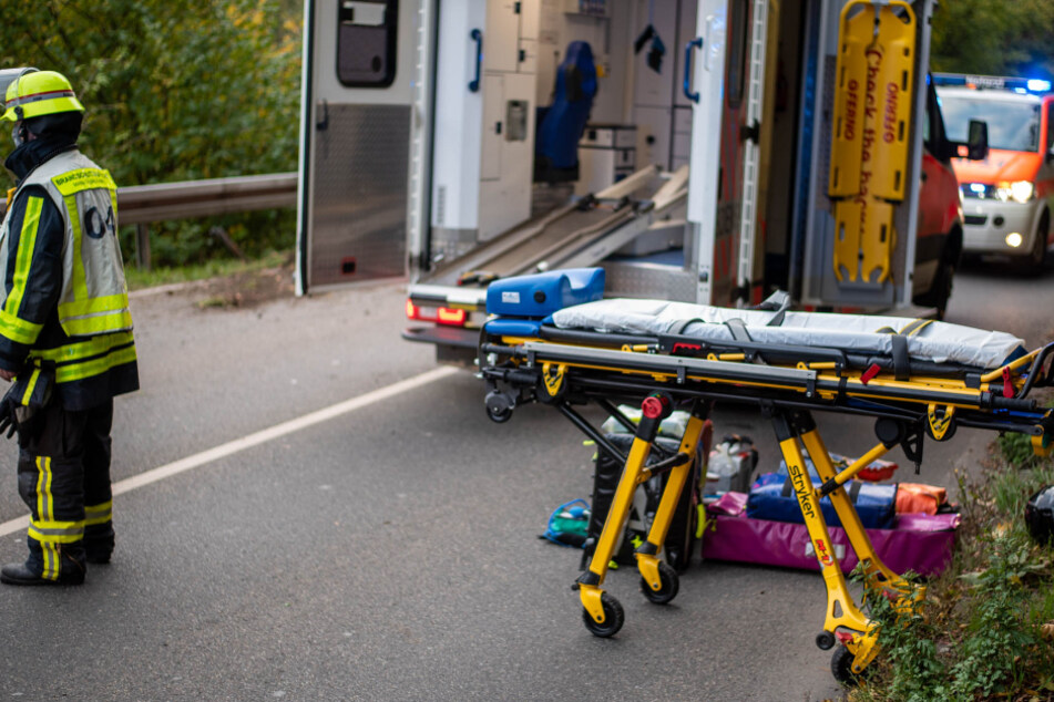 Die Rettungskräfte sowie die Feuerwehr hatten Reanimationsversuche unternommen, konnten den Fahrer allerdings nicht mehr retten.