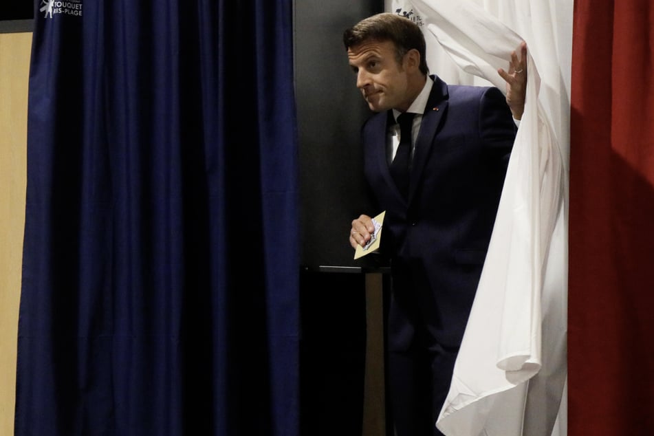 Frankreichs Präsident Emmanuel Macron (44) beim Verlassen der Wahlkabine.