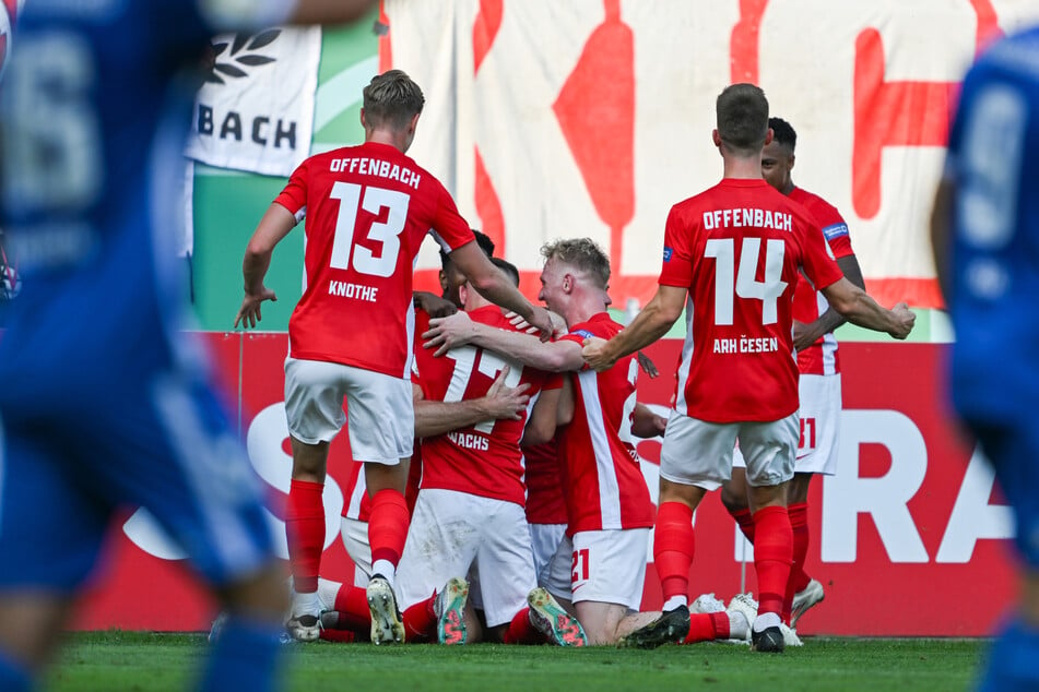 Offenbachs Akteure bejubeln den Treffer zur 1:0-Führung gegen den 1. FC Magdeburg.