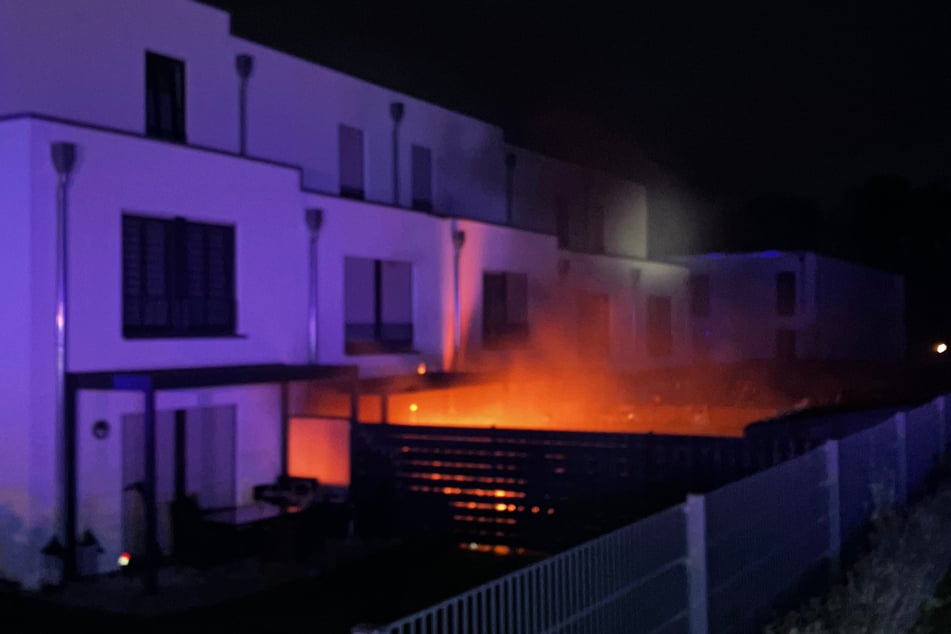 Durch das Feuer splitterten die Fensterscheiben. Auch die Räumlichkeiten hätten niederbrennen können.