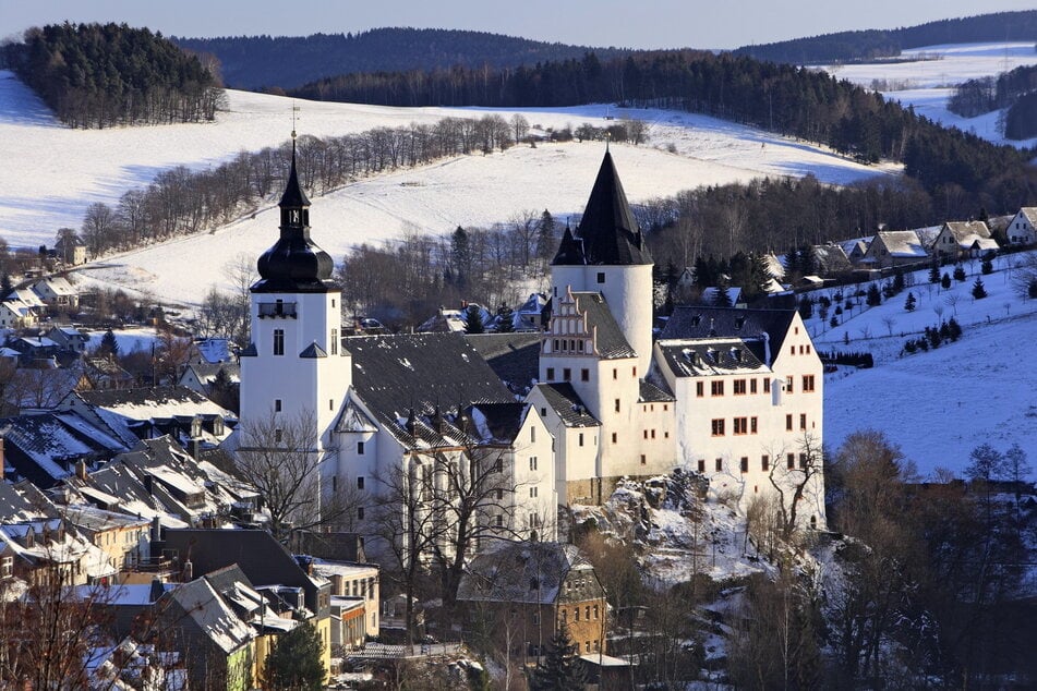 St. Georgen Kirche mit Schloss in Schwarzenberg an der Silberstraße - die Altstadt kündet noch vom einstigen Reichtum der Bergstadt.