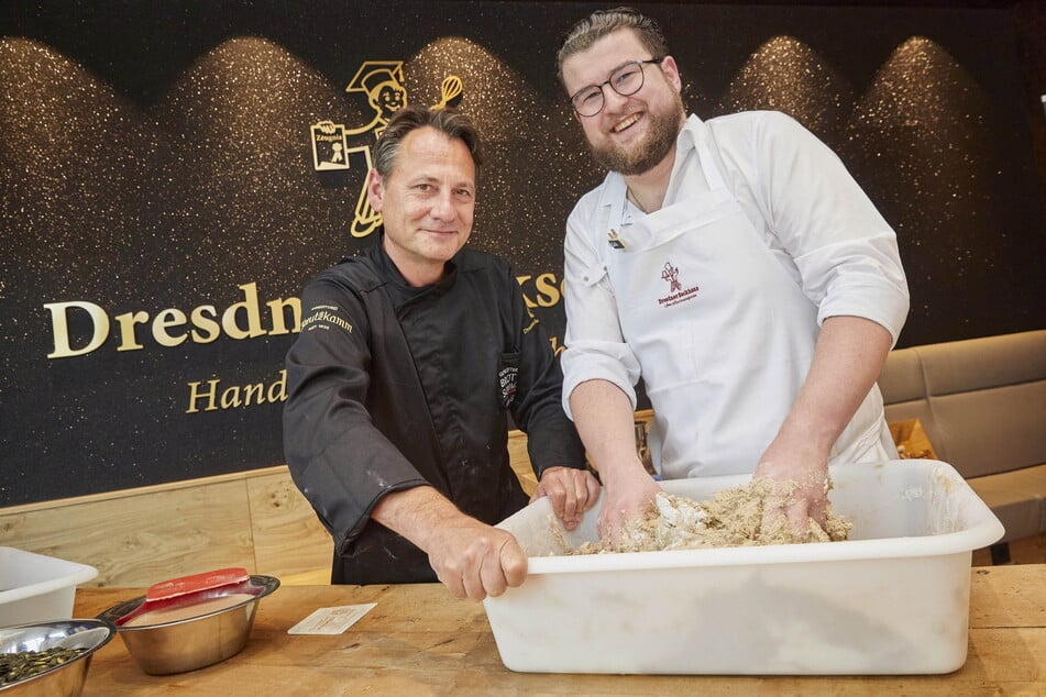 Brot-Sommelier Tino Gierig (l.) und Sebastian Aumüller, Sohn von Backhaus-Chefin Elisabeth Kreutzkamm-Aumüller, freuen sich über den ersten Brotbackkurs.