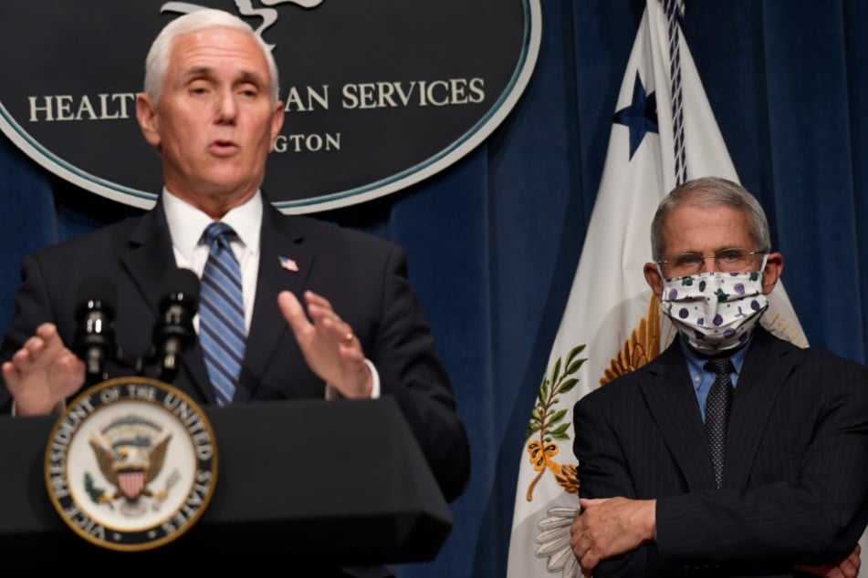 Washington: Mike Pence (l), Vizepräsident der USA, spricht neben Anthony Fauci, Direktor des Nationalen Instituts für Infektionskrankheiten, während einer Corona-Pressekonferenz im Department of Health and Human Services.