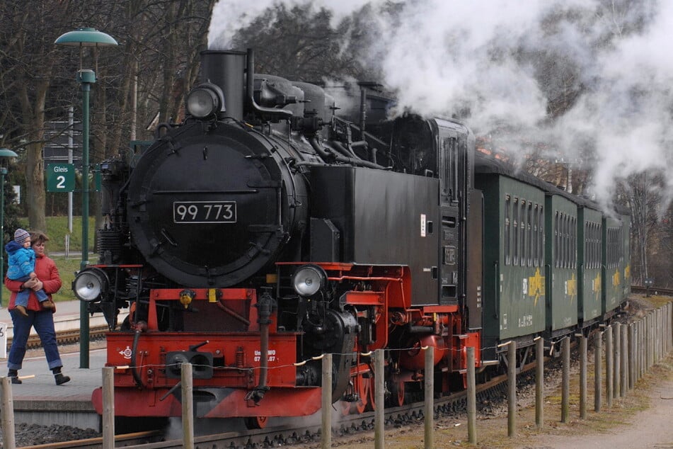 Mit der Preßnitztalbahn geht es von Jöhstadt nach Steinbach und wieder zurück.