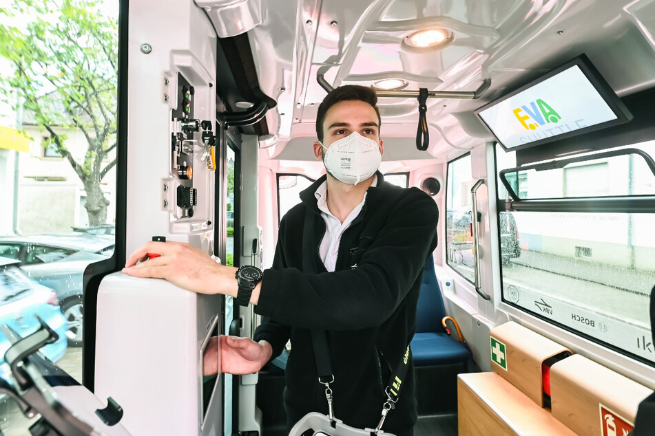Der Sicherheitsfahrer an Bord des Minibusses kann im Notfall eingreifen.