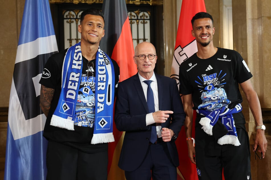 Hamburgs Bürgermeister Peter Tschentscher (M) begrüßte den HSV im Rathaus. Hier steht er neben den Torjägern Davie Selke (l) und Robert Glatzel.
