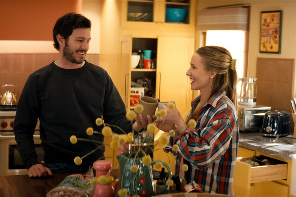 Noah (Adam Brody, 46) und Joanne (Kristen Bell, 46) wagen in der dritten Staffel von "Nobody Wants This" den nächsten Schritt und ziehen zusammen. Doch das gemeinsame Zuhause stellt ihre Beziehung vor ganz neue Herausforderungen.
