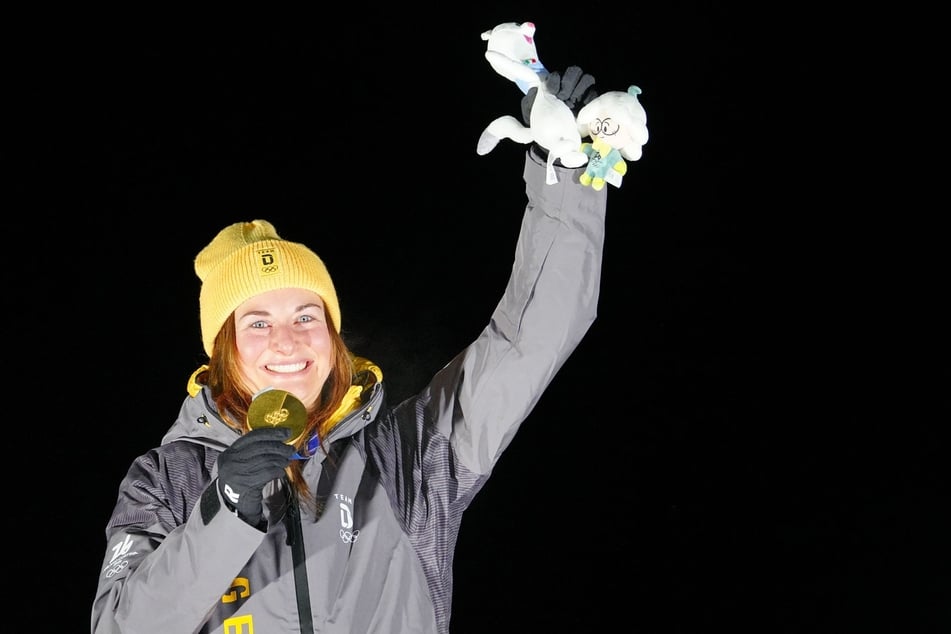 Julia Taubitz (30) mit ihrer olympischen Goldmedaille.