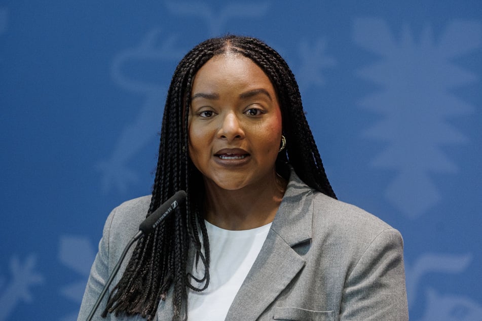 Aminata Touré (33, Bündnis90/Die Grünen), Ministerin für Soziales, Jugend und Familie in Schleswig-Holstein, spricht sich für ein Misstrauensvotum gegen Merz aus. (Archivfoto)